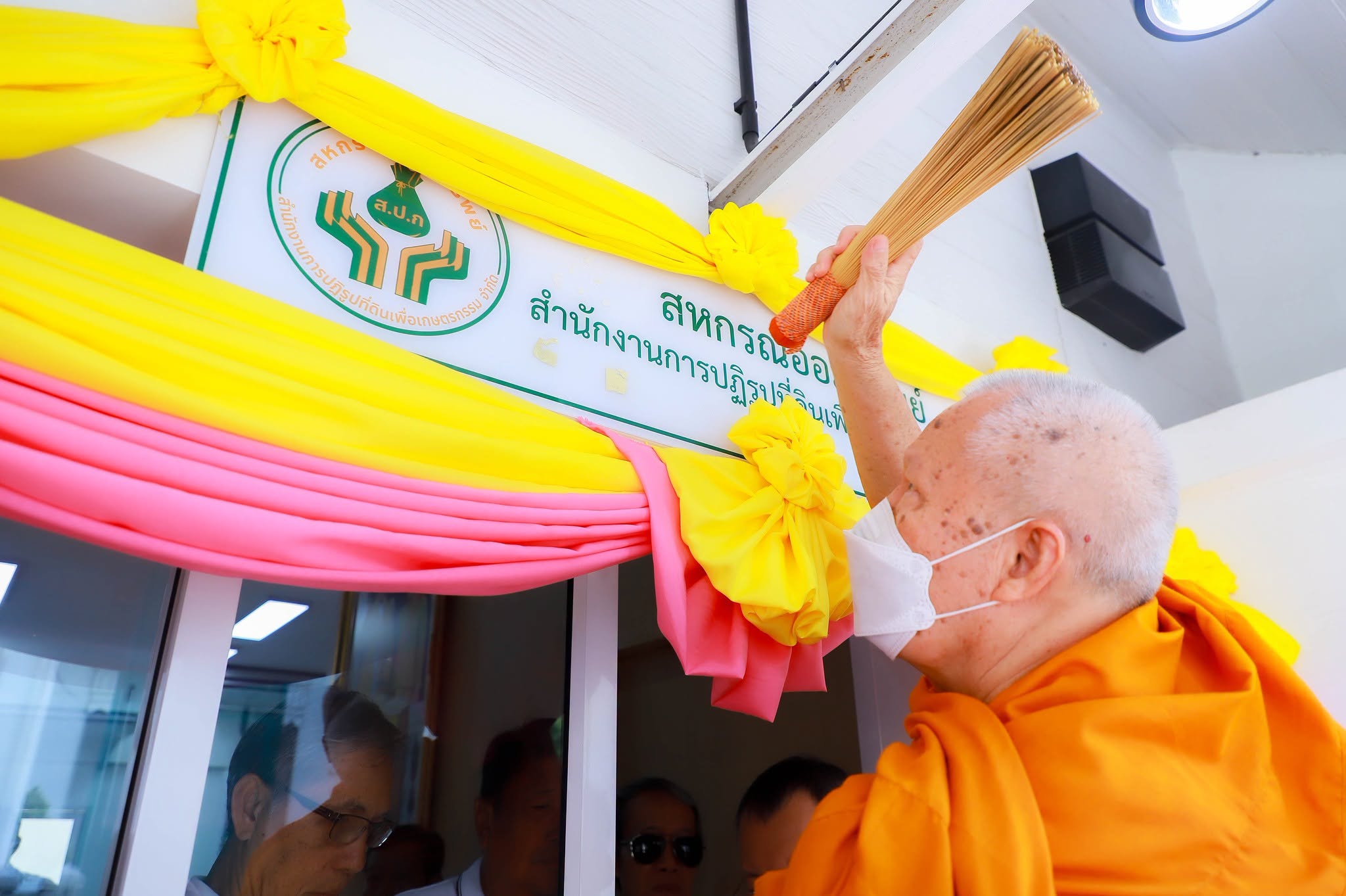 title - รองเลขาธิการ ส.ป.ก. ร่วมพิธีสักการะสิ่งศักดิ์สิทธิ์และพิธีสงฆ์ วันทำบุญสหกรณ์ออมทรัพย์สำนักงานการปฏิรูปที่ดินเพื่อเกษตรกรรม จำกัด เนื่องในโอกาสเปลี่ยนแปลงที่ตั้งสำนักงานแห่งใหม่ 